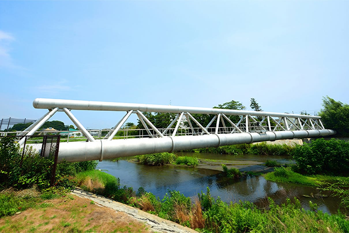 寒川町大曲小出川鋼管水管橋